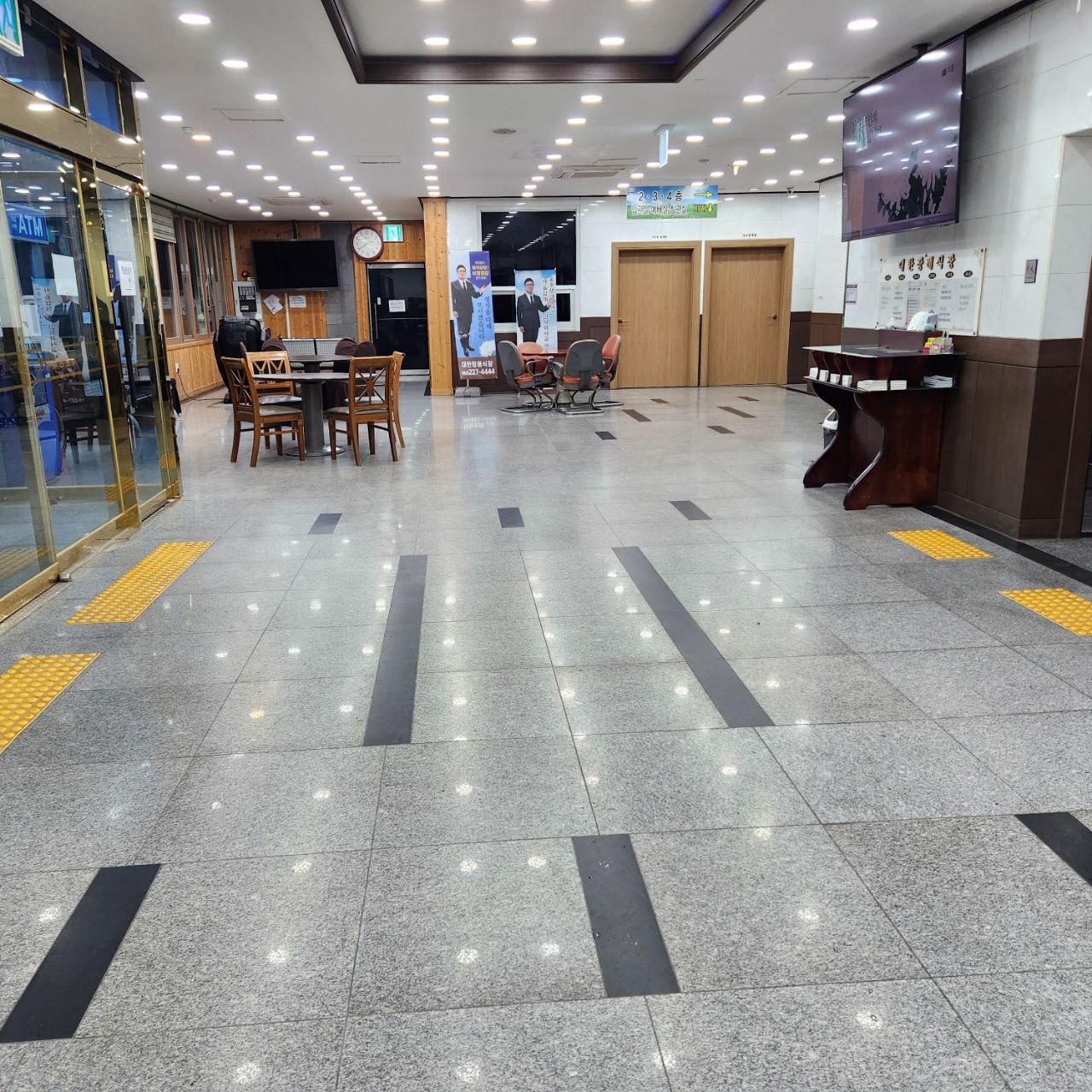 대한장례식장 로비와 대기 공간, 접수대 모습