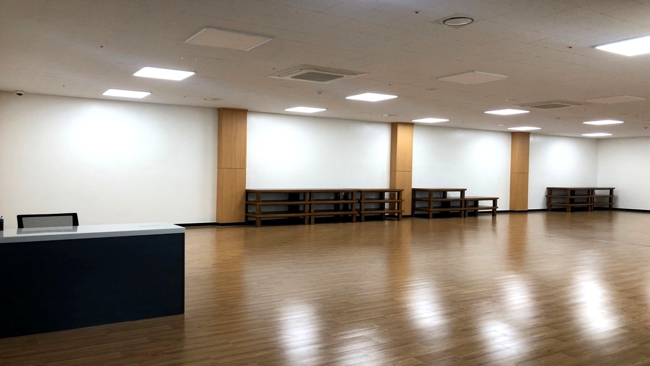 넓은 실내 대기 공간