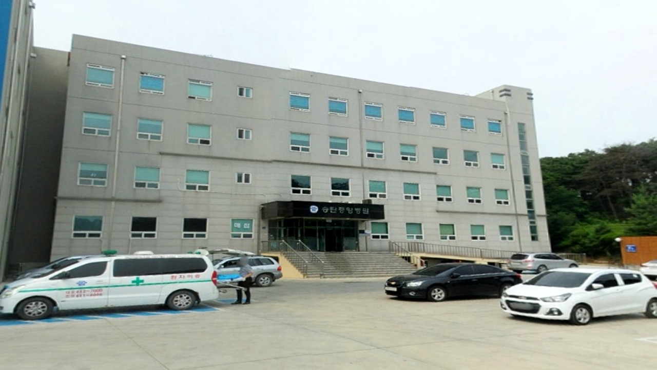 송탄중앙병원 외관과 장례식장 입구