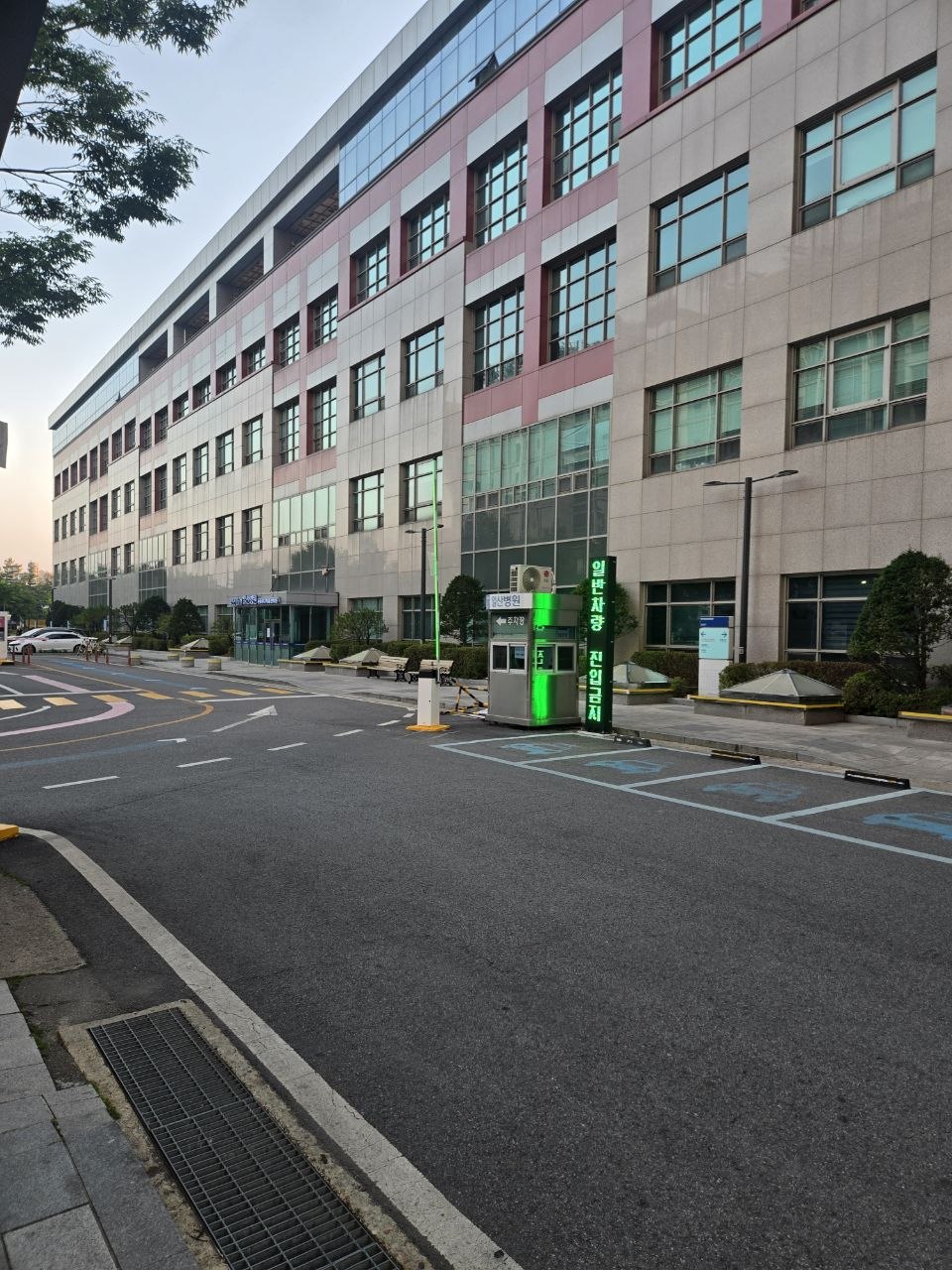 입빈관 출입구가 있는 병원 건물 외관