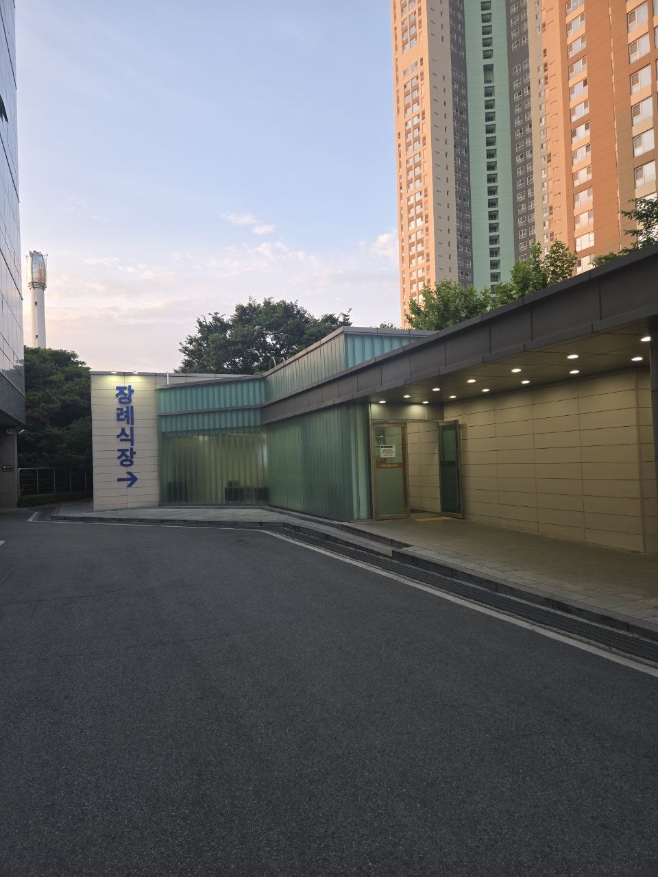 장례식장 진입로와 주차장 방향 안내