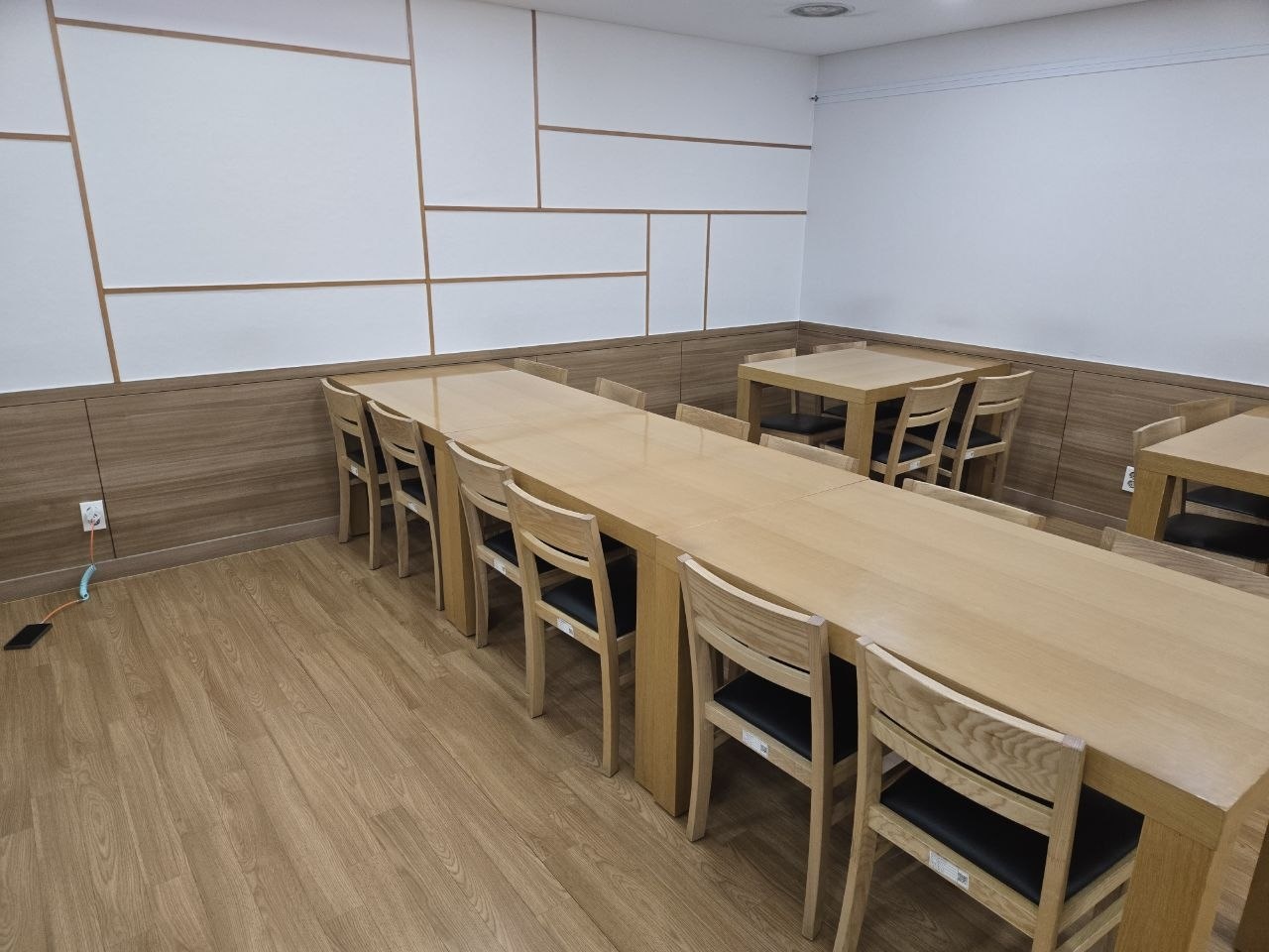 장례식장 다이닝 공간의 내부 모습