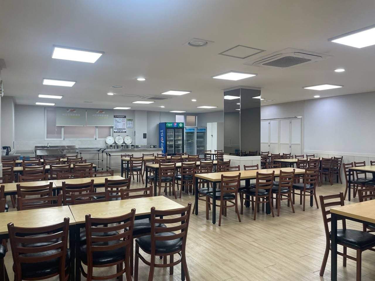 식당 내부 좌석 전경