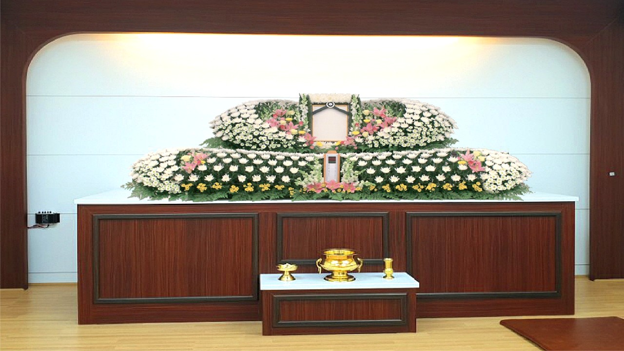 정갈하게 꾸며진 헌화 제단
