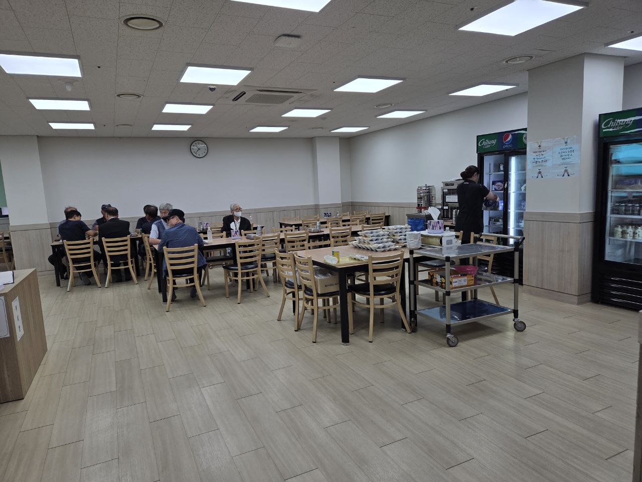 조문객이 식사 중인 서산의료원상례원 식당
