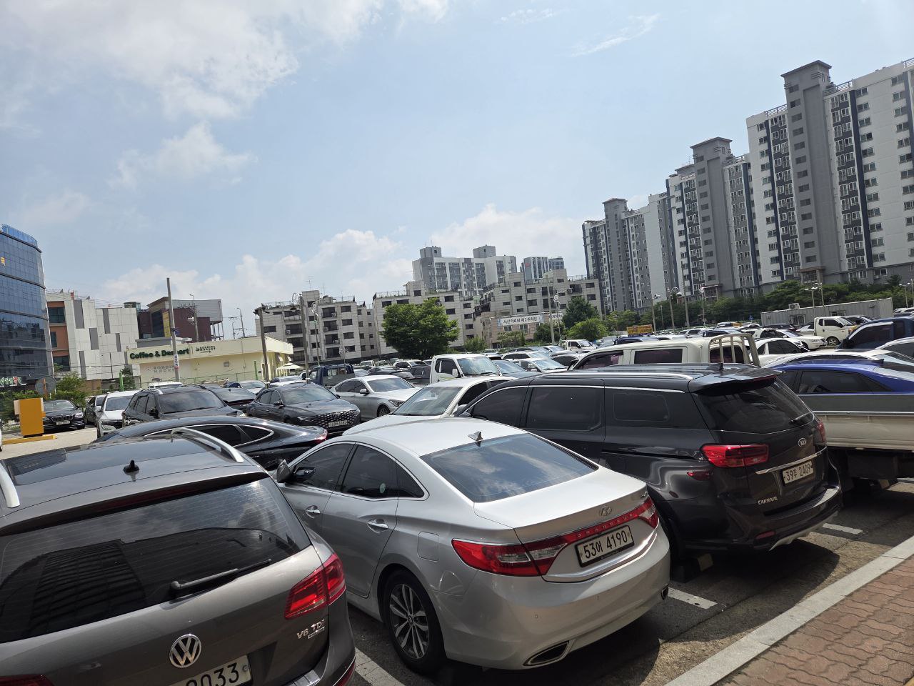 차량이 가득한 서산의료원상례원 주차장