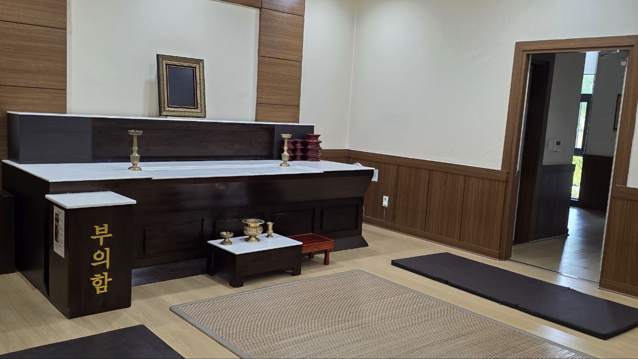 울산하늘공원장례식장 빈소 내부에는 전통 제단과 헌화대, 제기류가 정갈하게 준비되어 있습니다. 가족과 조문객이 차분하게 예를 갖추는 공간입니다