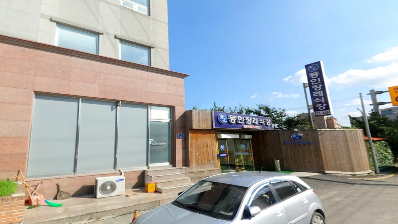 동인장례식장 출입구 클로즈업