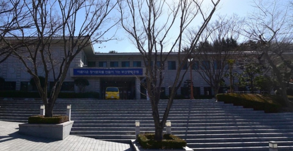 부산영락공원장례식장 본관과 계단 입구 모습
