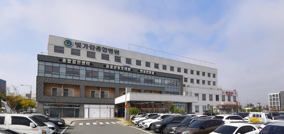 빛가람종합병원장례식장 외관과 차량들