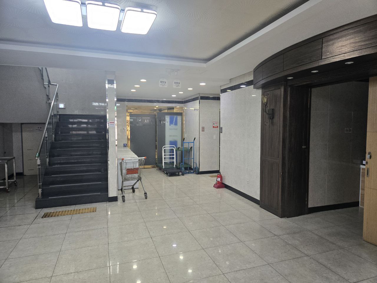 인천시민장례식장 내부 계단과 복도