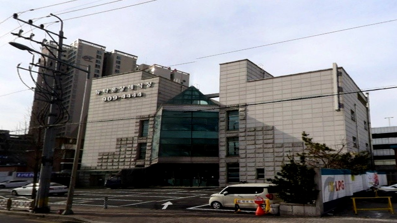 서울 뉴타운장례식장 외관과 주차장 전경