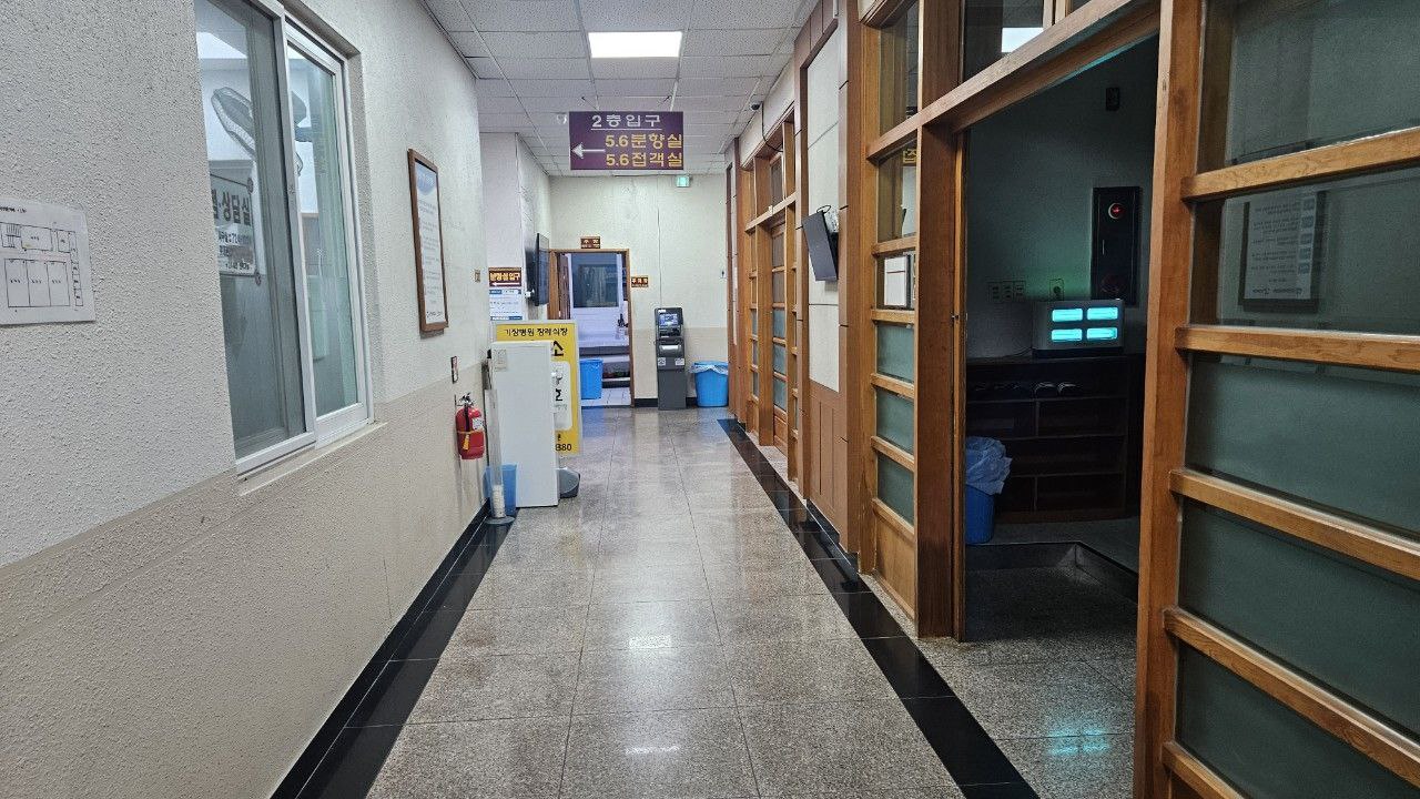 기장병원장례식장 내부 복도와 안내 표지