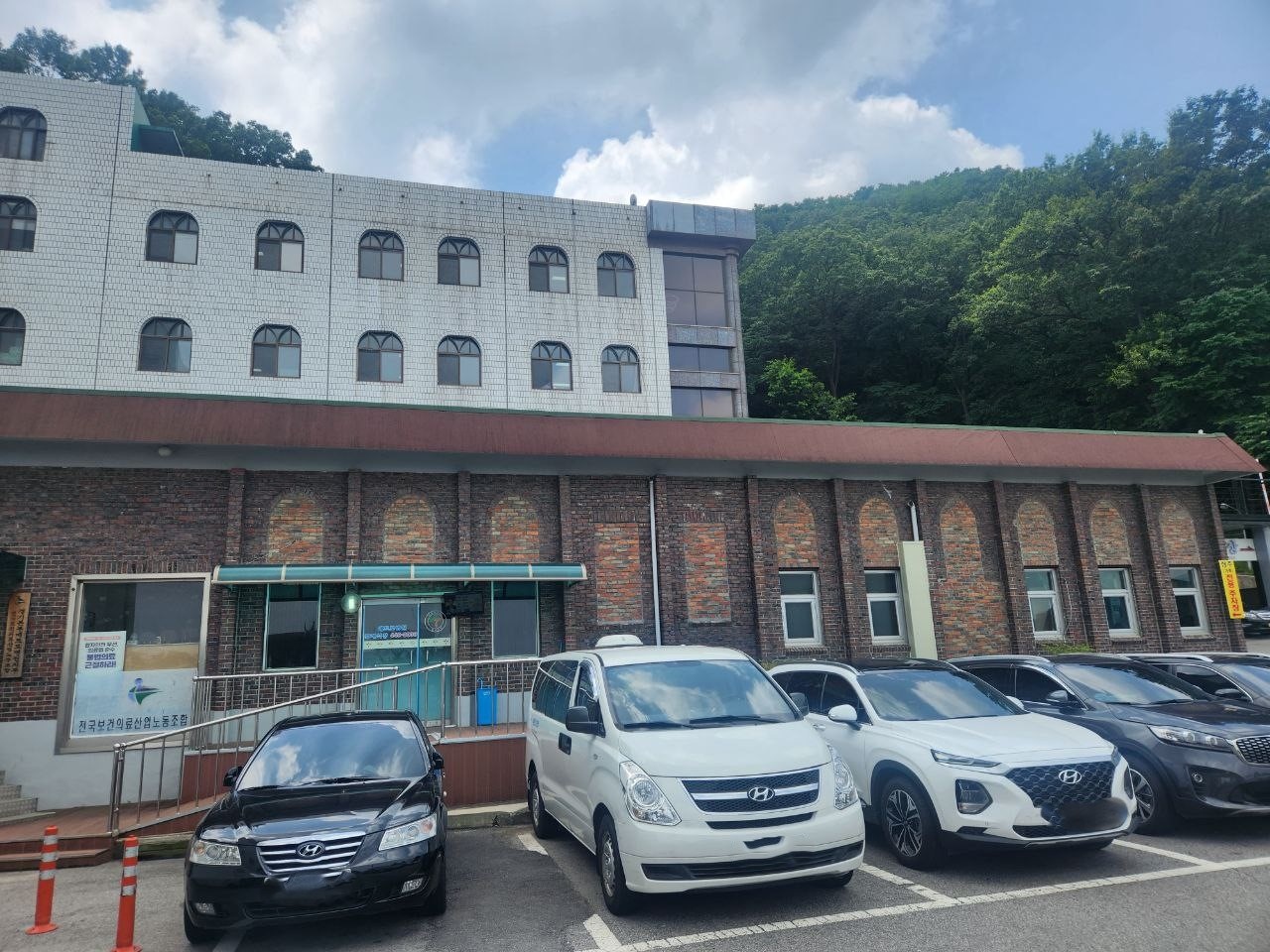주차장 너머로 보이는 장례식장 외관.