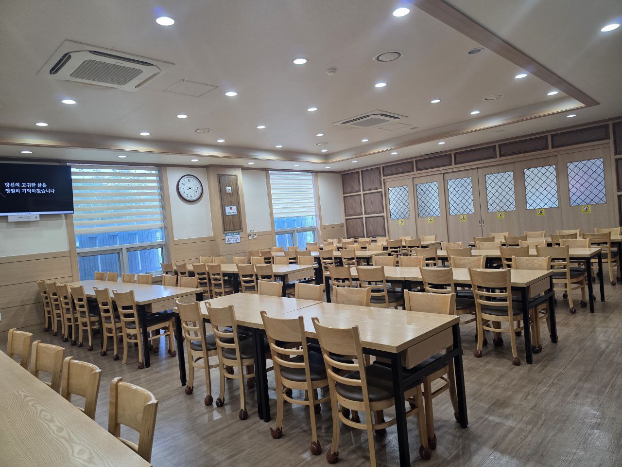 장례식장 실내 넓은 식당의 테이블 전경