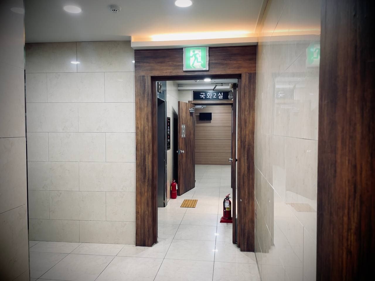 연세장례식장 국화2실 입구 복도 모습