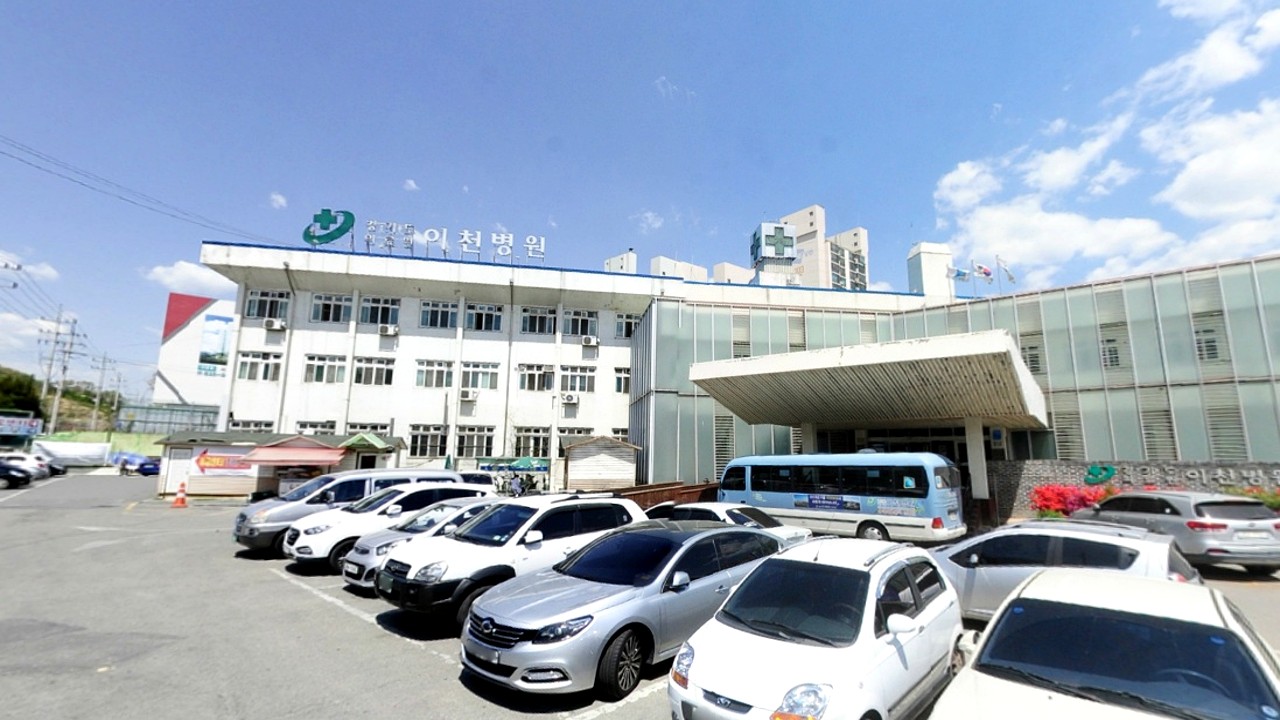 이천의료원장례식장 병원 본관 전경과 주차장