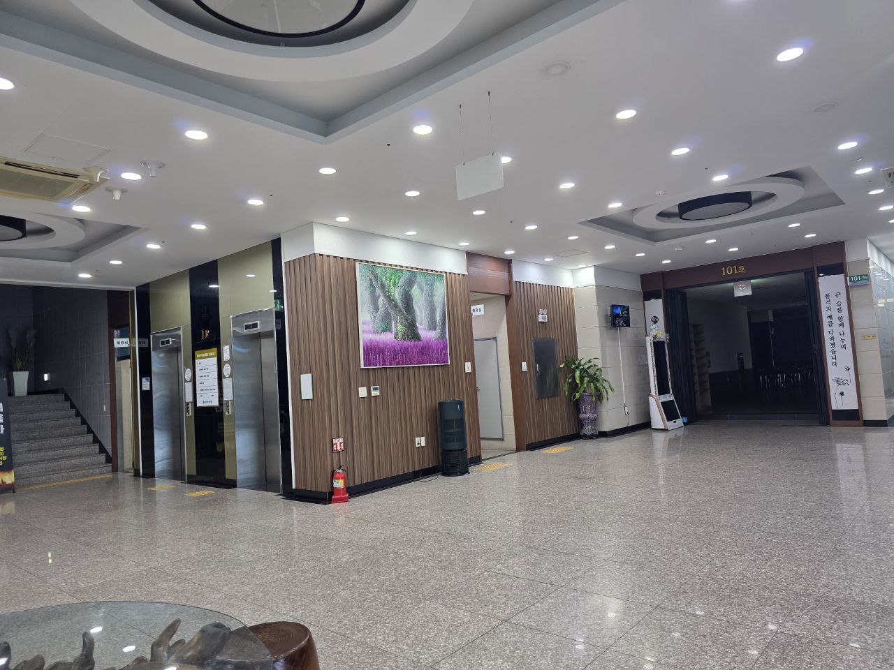 1층 로비 공간과 엘리베이터, 빈소 입구