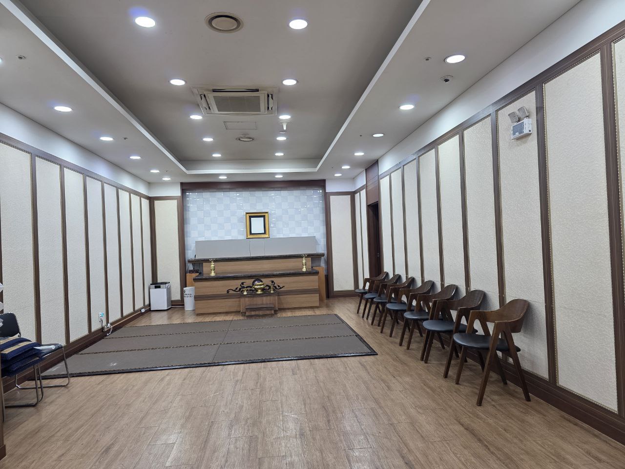 제단과 의자가 배치된 빈소 내부 전경