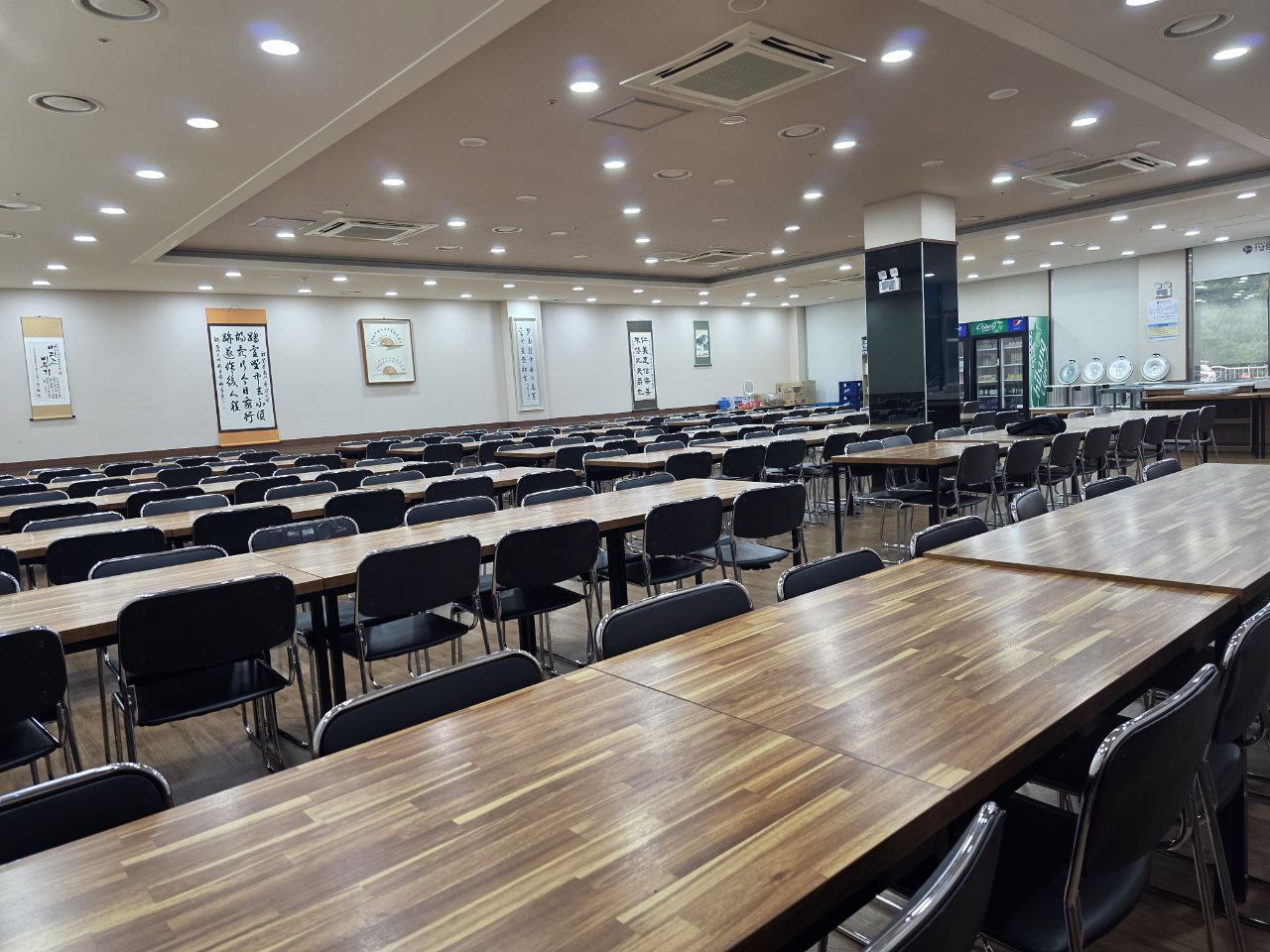 넓은 식당 내부와 여러 개의 테이블 전경