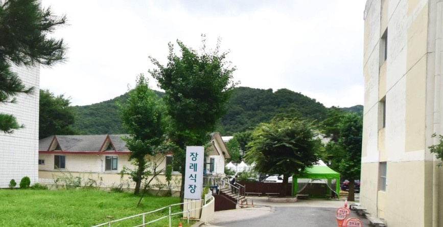 장례식장 외부 모습과 주변 경관
