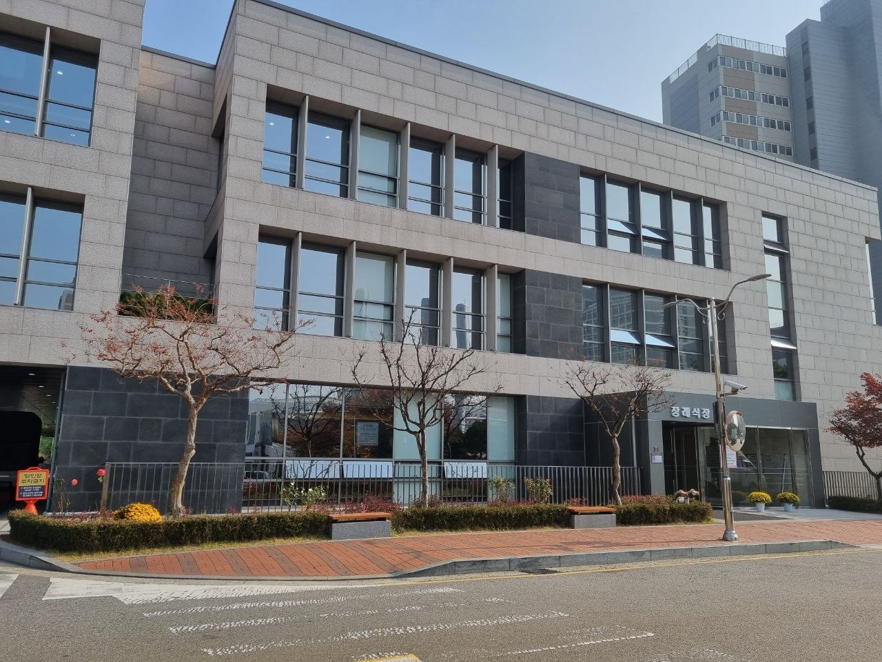 석재 외관의 아주대학교병원장례식장 전경