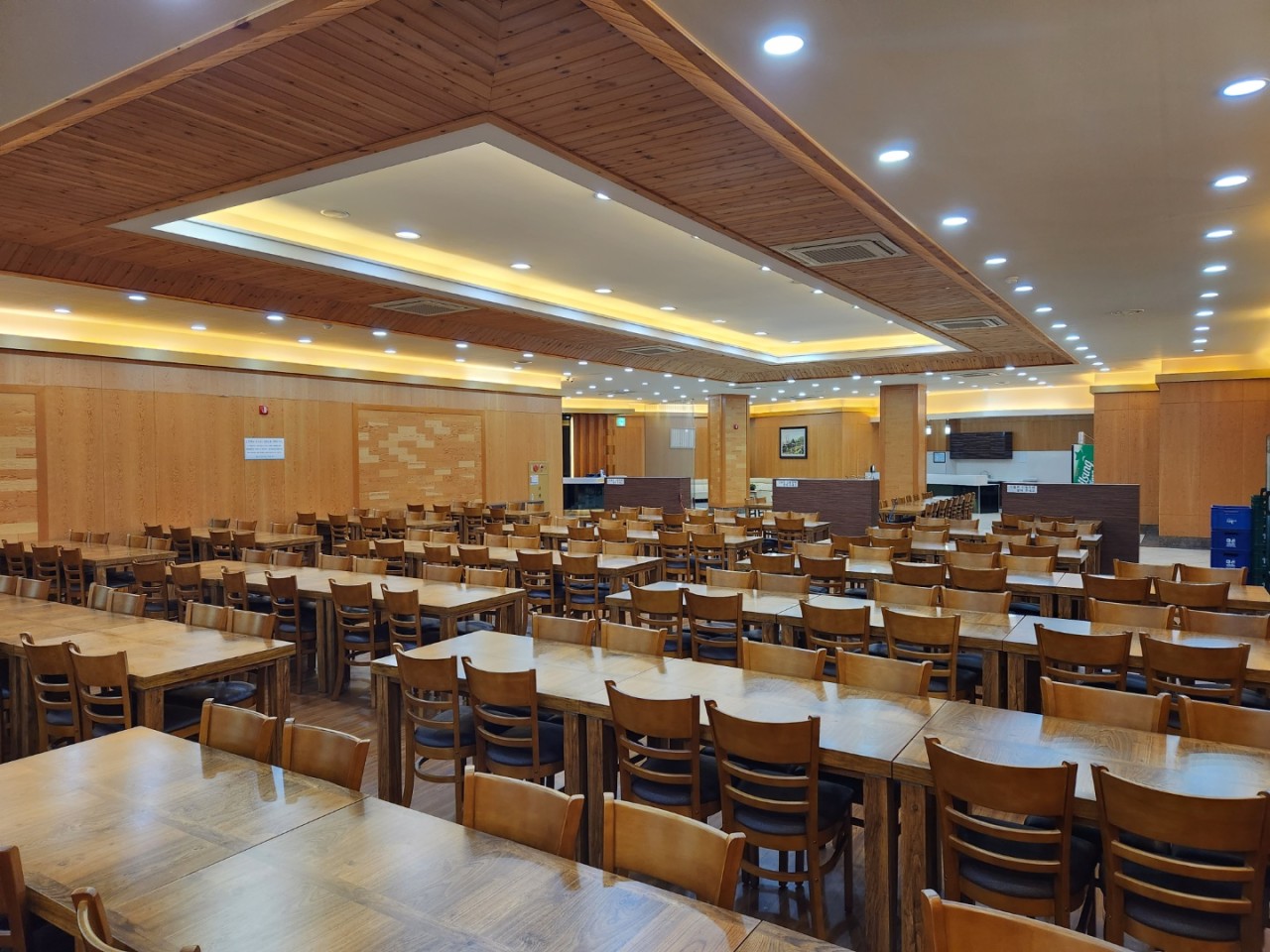 부산시민장례식장 넓은 식당 홀 전경