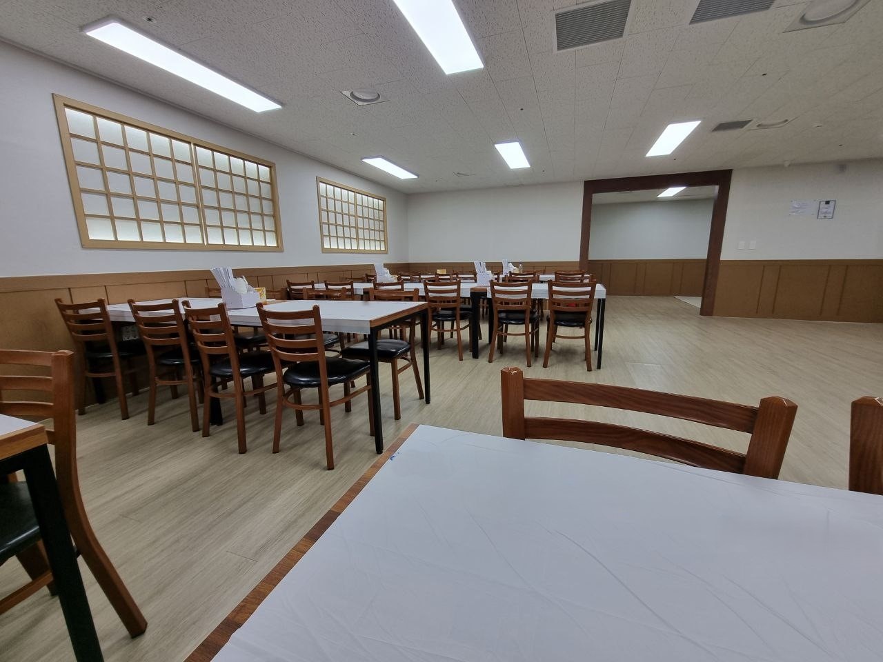 장례식장 식사 공간에 테이블과 의자가 놓여 있다.