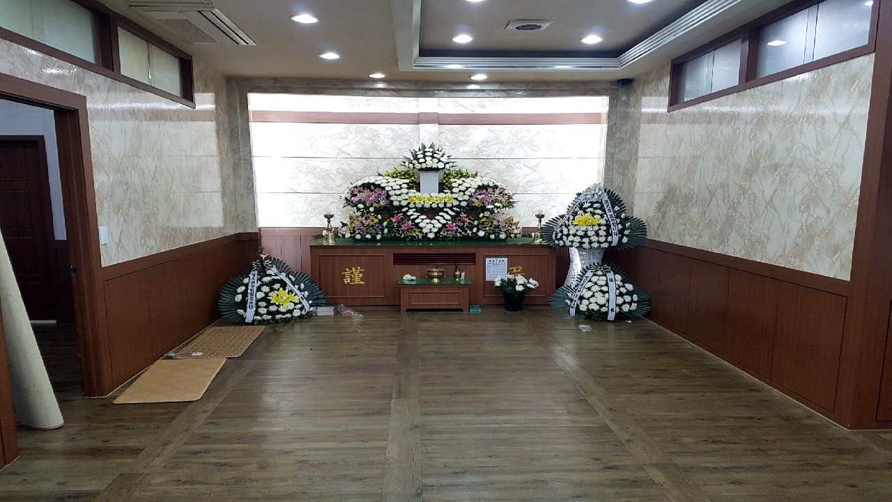송산장례식장 조화 가득한 빈소