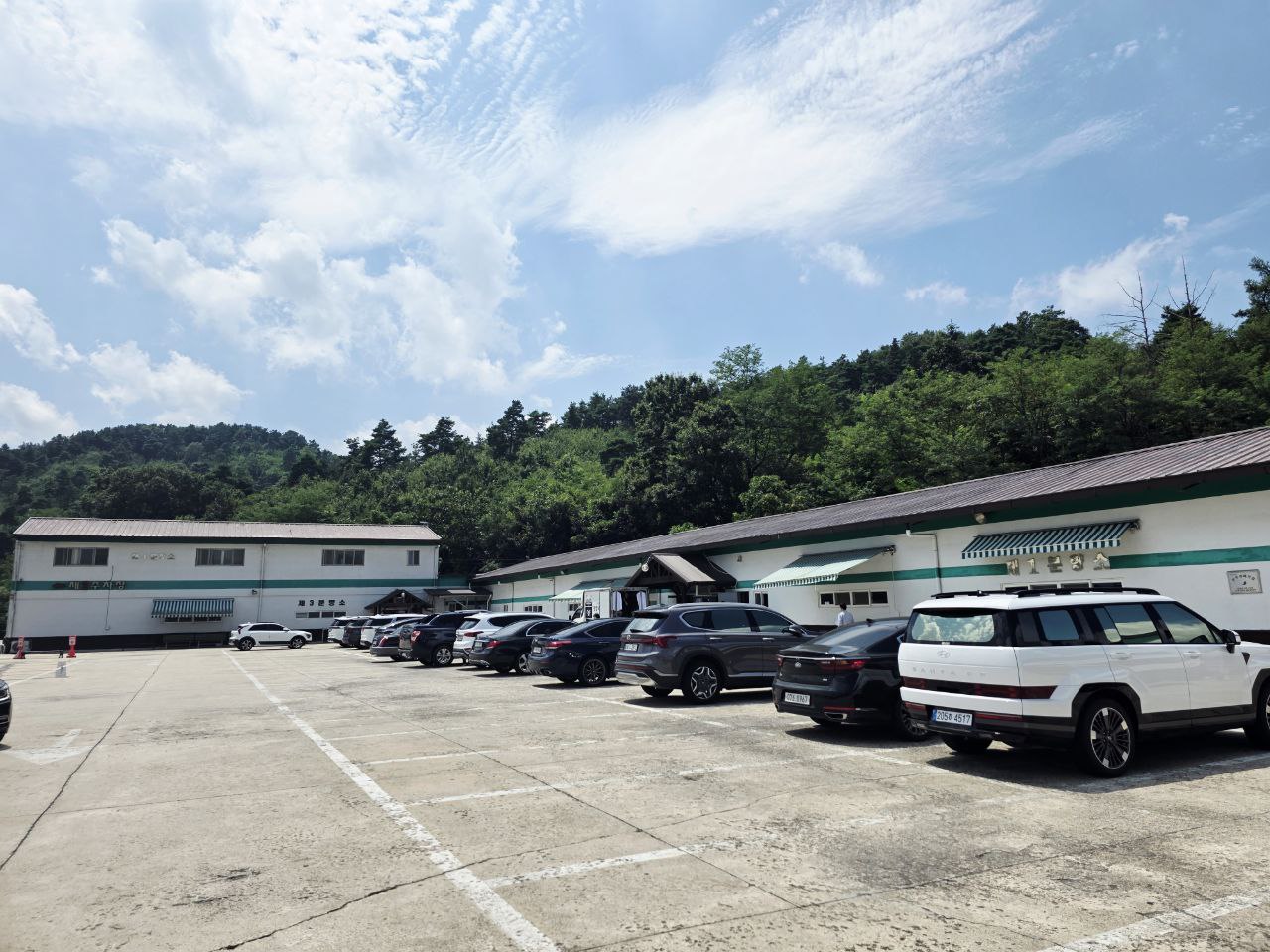 넓은 주차장과 빈소 건물의 전체 전경.